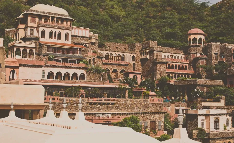 Neemrana Fort Palace | Source: Wikimedia.org