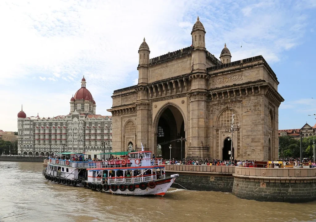 gateway of mumbai and taj hotel mumbai